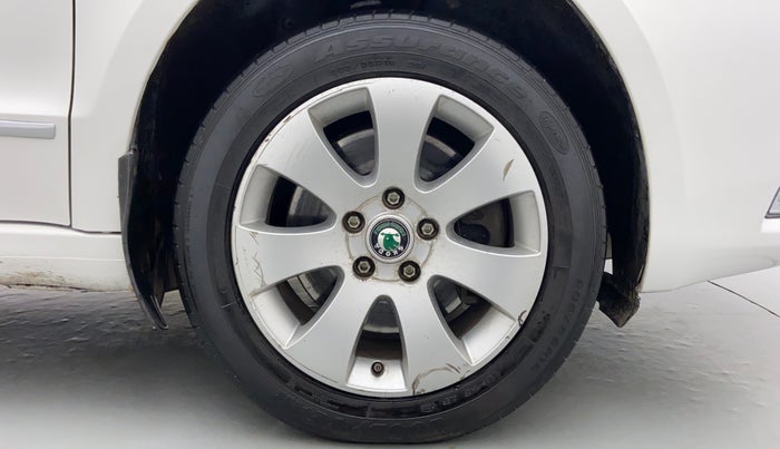 2010 Skoda Superb ELEGANCE 1.8 TSI AT, Petrol, Automatic, 65,078 km, Right Front Wheel