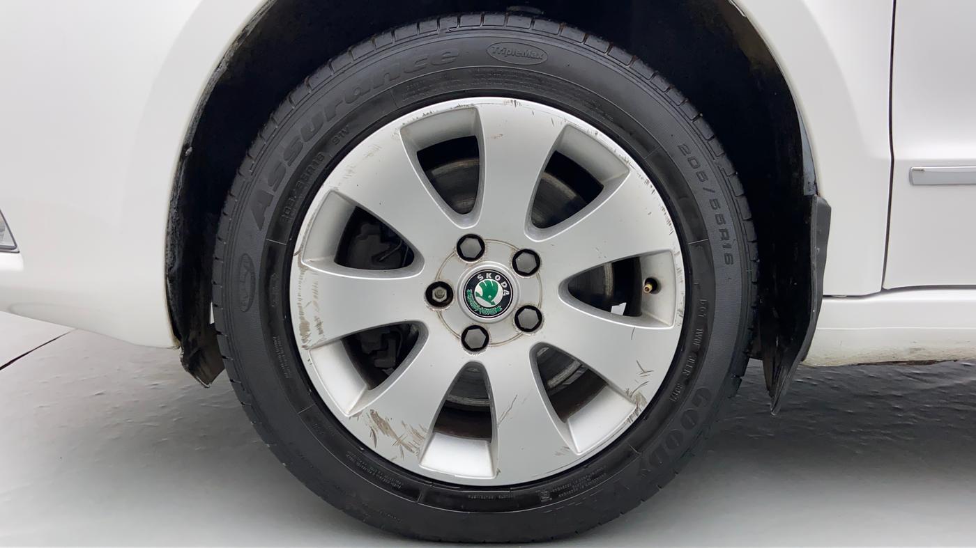 2010 Skoda Superb ELEGANCE 1.8 TSI AT, Petrol, Automatic, 65,078 km, Left Front Wheel
