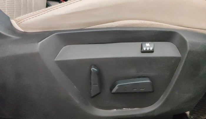 2022 Tata Safari XZ PLUS, Diesel, Manual, 1,16,290 km, Driver Side Adjustment Panel