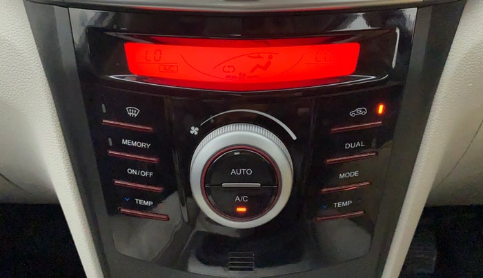 2022 Mahindra XUV300 W8 (O) 1.2 PETROL, Petrol, Manual, 19,363 km, Multi-Zone Climate Control