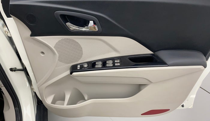 2022 Mahindra XUV300 W8 (O) 1.2 PETROL, Petrol, Manual, 19,363 km, Driver Side Door Panels Control