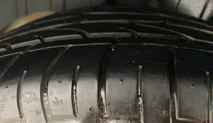 2022 Mahindra XUV300 W8 (O) 1.2 PETROL, Petrol, Manual, 19,363 km, Right Rear Tyre Tread