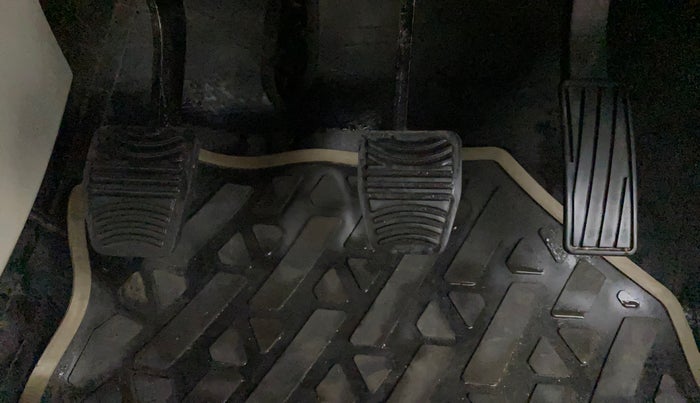 2022 Mahindra XUV300 W8 (O) 1.2 PETROL, Petrol, Manual, 19,363 km, Pedals