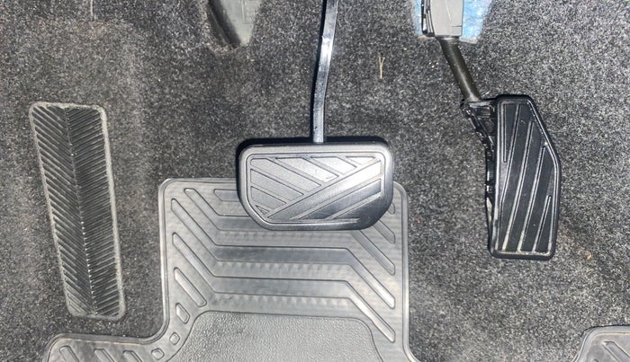 2020 Maruti XL6 ALPHA AT, Petrol, Automatic, 74,374 km, Pedals