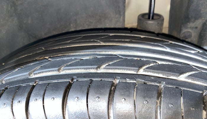 2014 Maruti Swift Dzire VXI, Petrol, Manual, 35,970 km, Left Rear Tyre Tread
