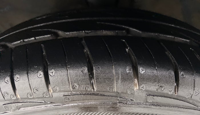 2014 Maruti Alto 800 VXI, Petrol, Manual, 93,201 km, Left Front Tyre Tread