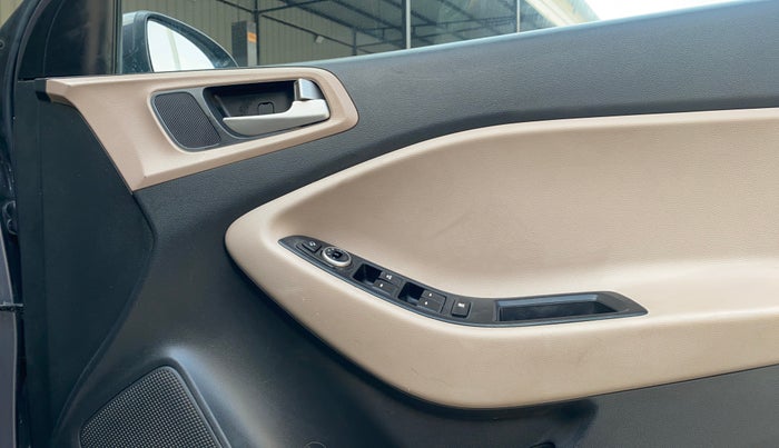 2017 Hyundai Elite i20 ASTA 1.2 (O), Petrol, Manual, 1,01,369 km, Driver Side Door Panels Control