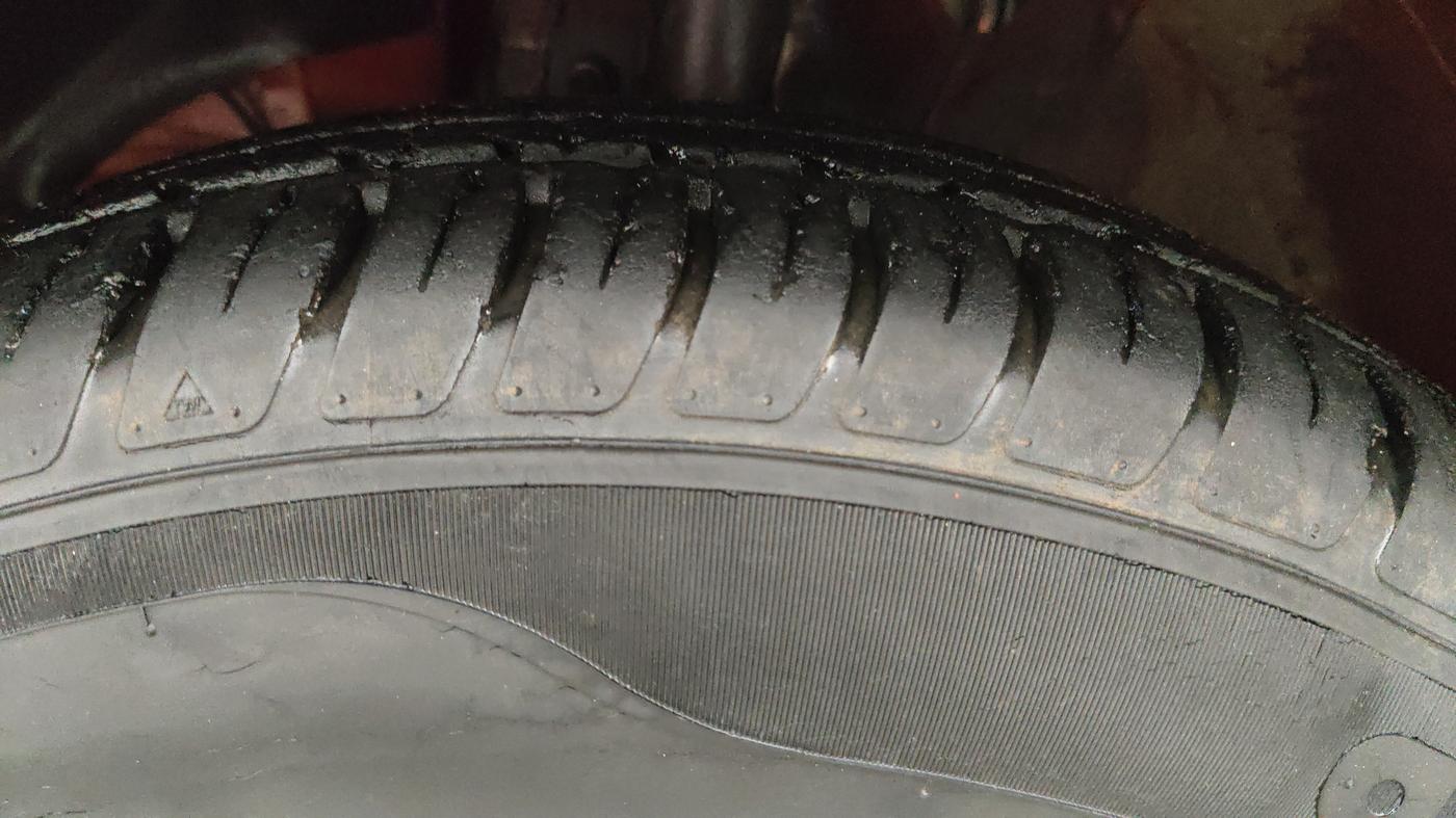 2018 Maruti Swift VXI, Petrol, Manual, 15,857 km, Left Front Tyre Tread