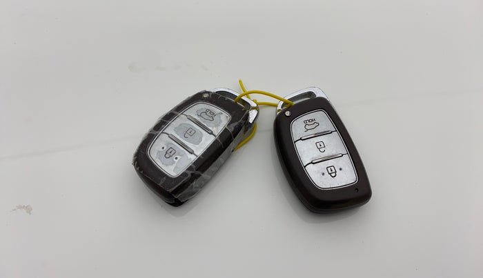 2016 Hyundai Creta SX PLUS 1.6 PETROL, Petrol, Manual, 1,19,371 km, Key Close Up