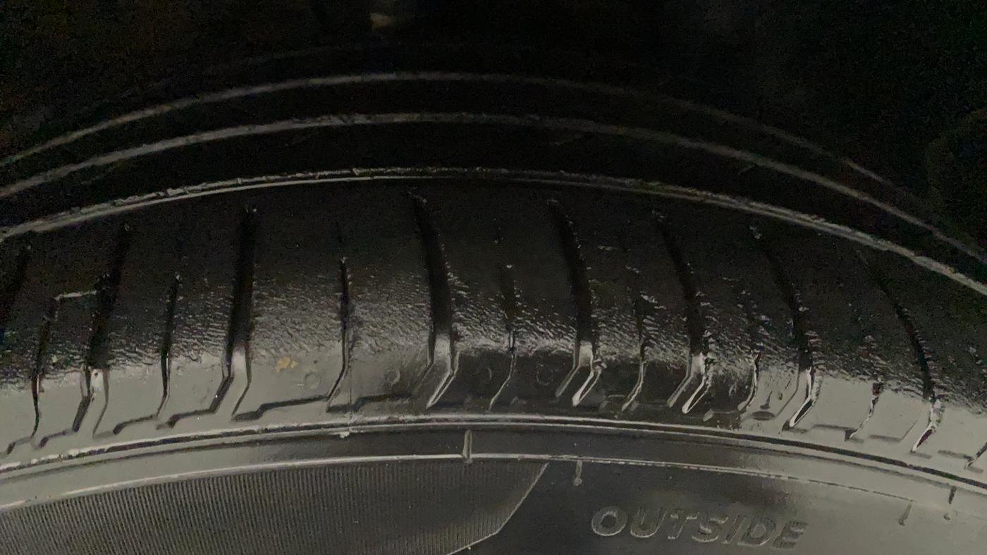 2020 Hyundai VENUE SX PLUS 1.0 TURBO DCT, Petrol, Automatic, 28,532 km, Right Front Tyre Tread