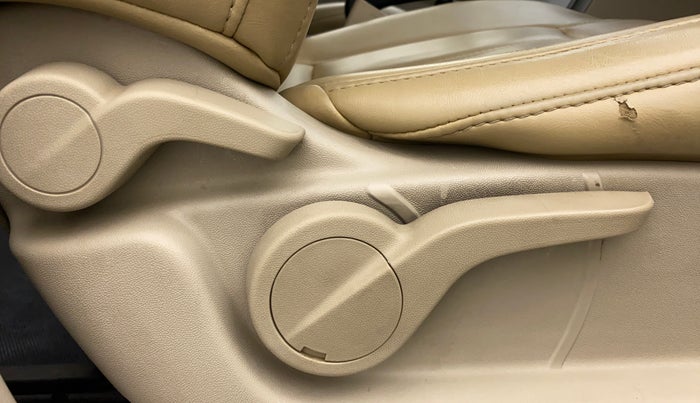 2018 Mahindra XUV500 W6, Diesel, Manual, 72,220 km, Driver Side Adjustment Panel