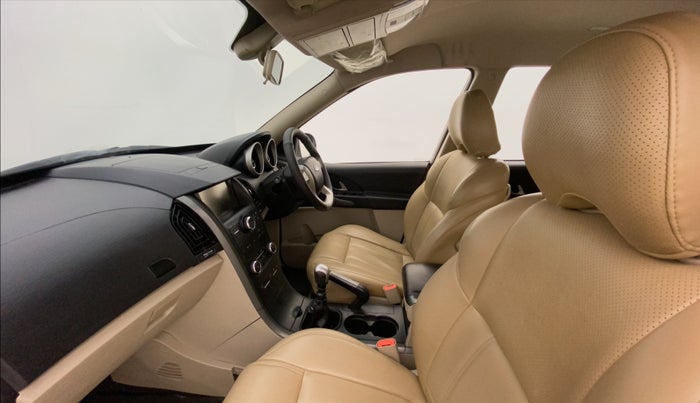 2018 Mahindra XUV500 W6, Diesel, Manual, 72,220 km, Right Side Front Door Cabin