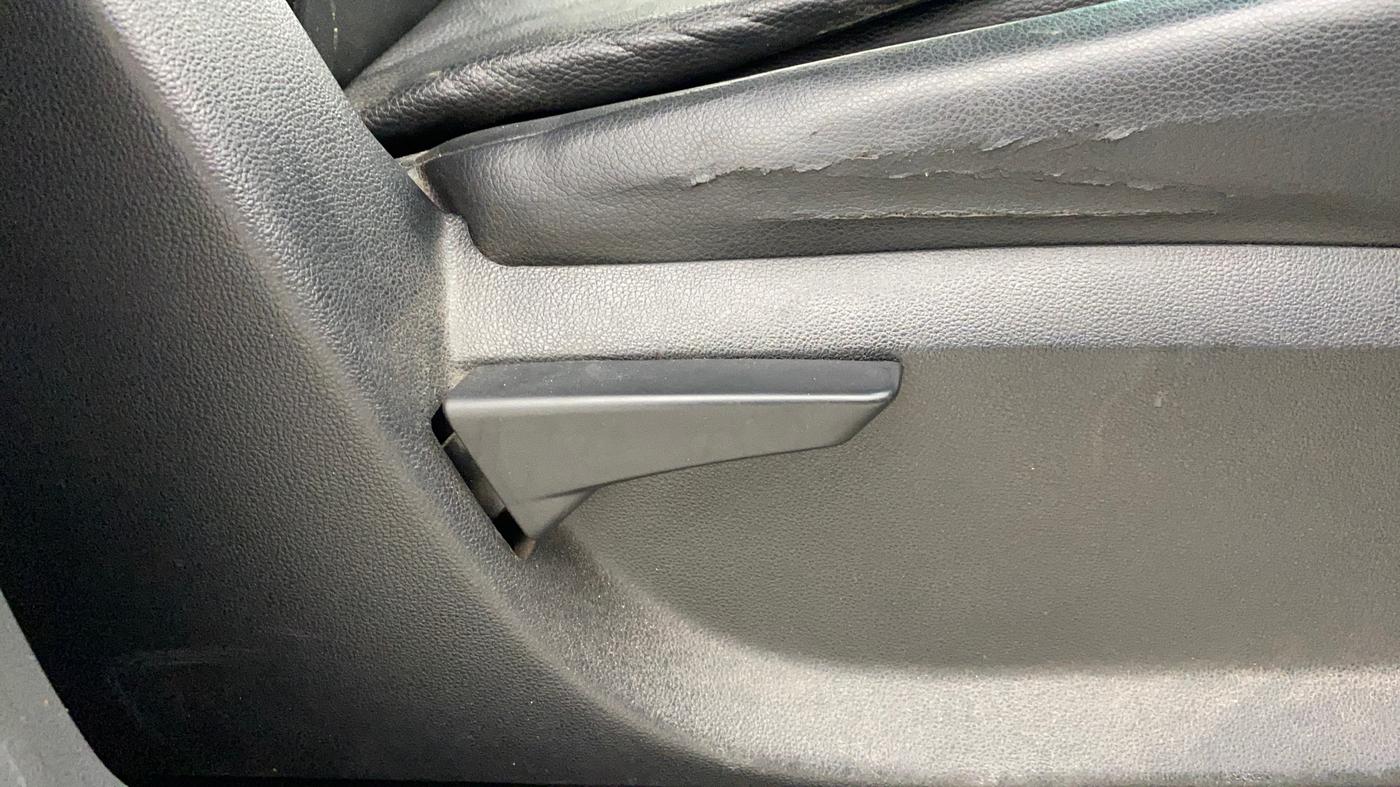 2018 Mahindra KUV 100 NXT K2 P 6 STR, Petrol, Manual, 39,402 km, Driver Side Adjustment Panel