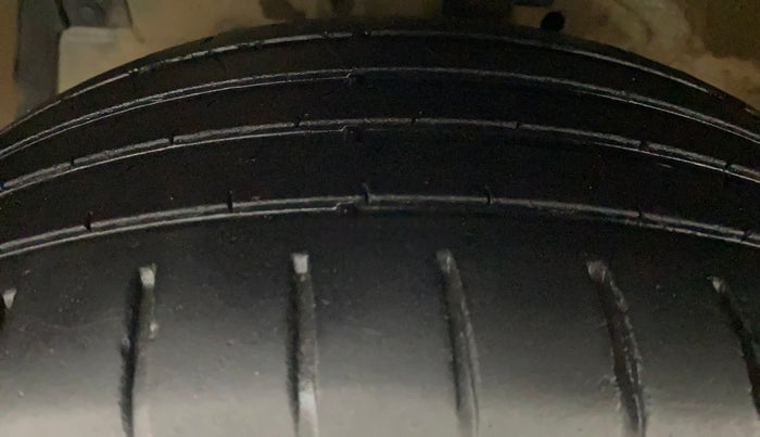 2019 Maruti Ciaz ALPHA 1.5 SHVS PETROL, Petrol, Manual, 49,726 km, Left Front Tyre Tread