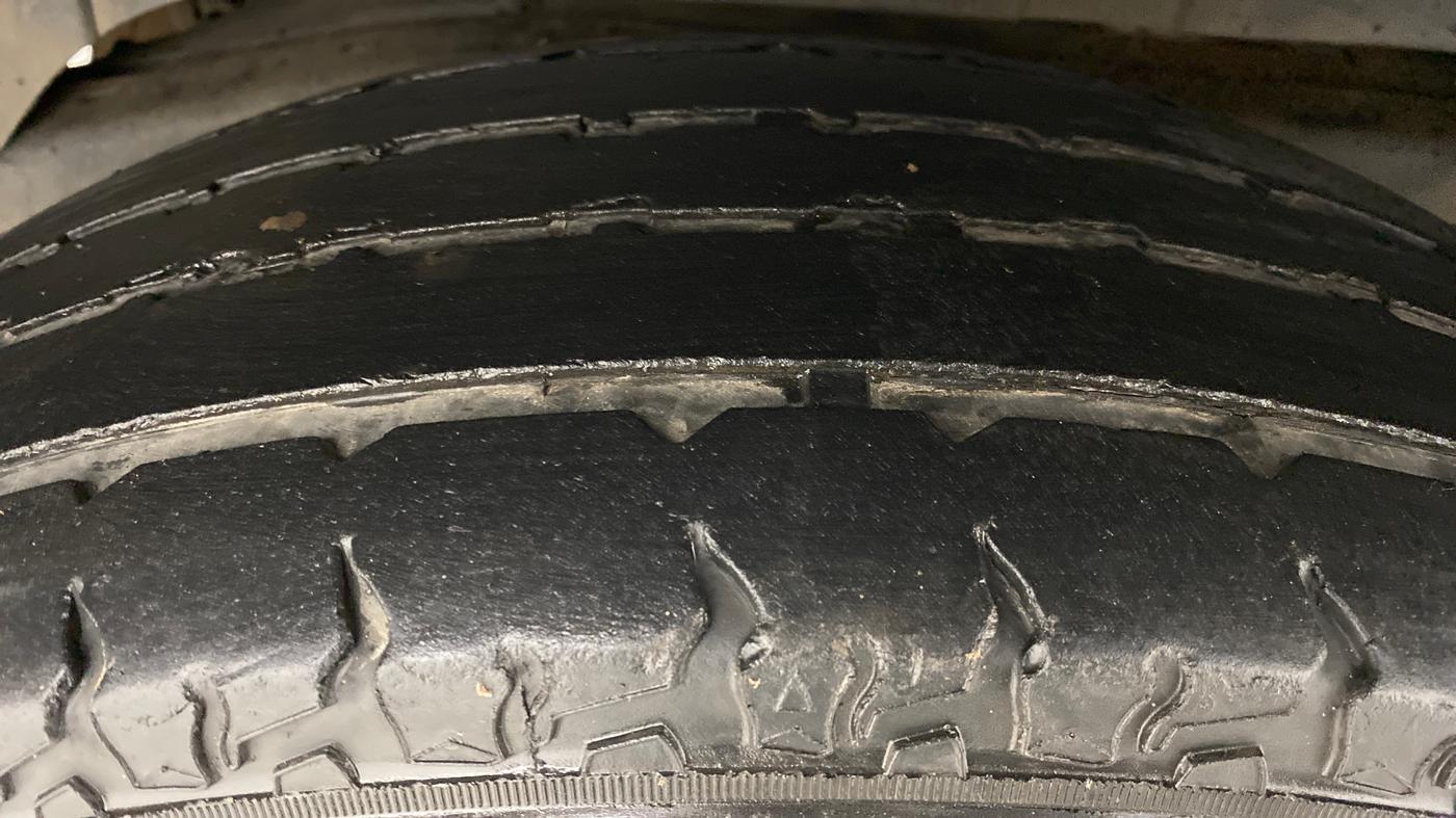 2017 Mahindra TUV300 T8, Diesel, Manual, 50,474 km, Right Rear Tyre Tread