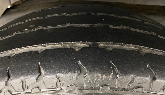 2017 Mahindra TUV300 T8, Diesel, Manual, 50,474 km, Right Rear Tyre Tread