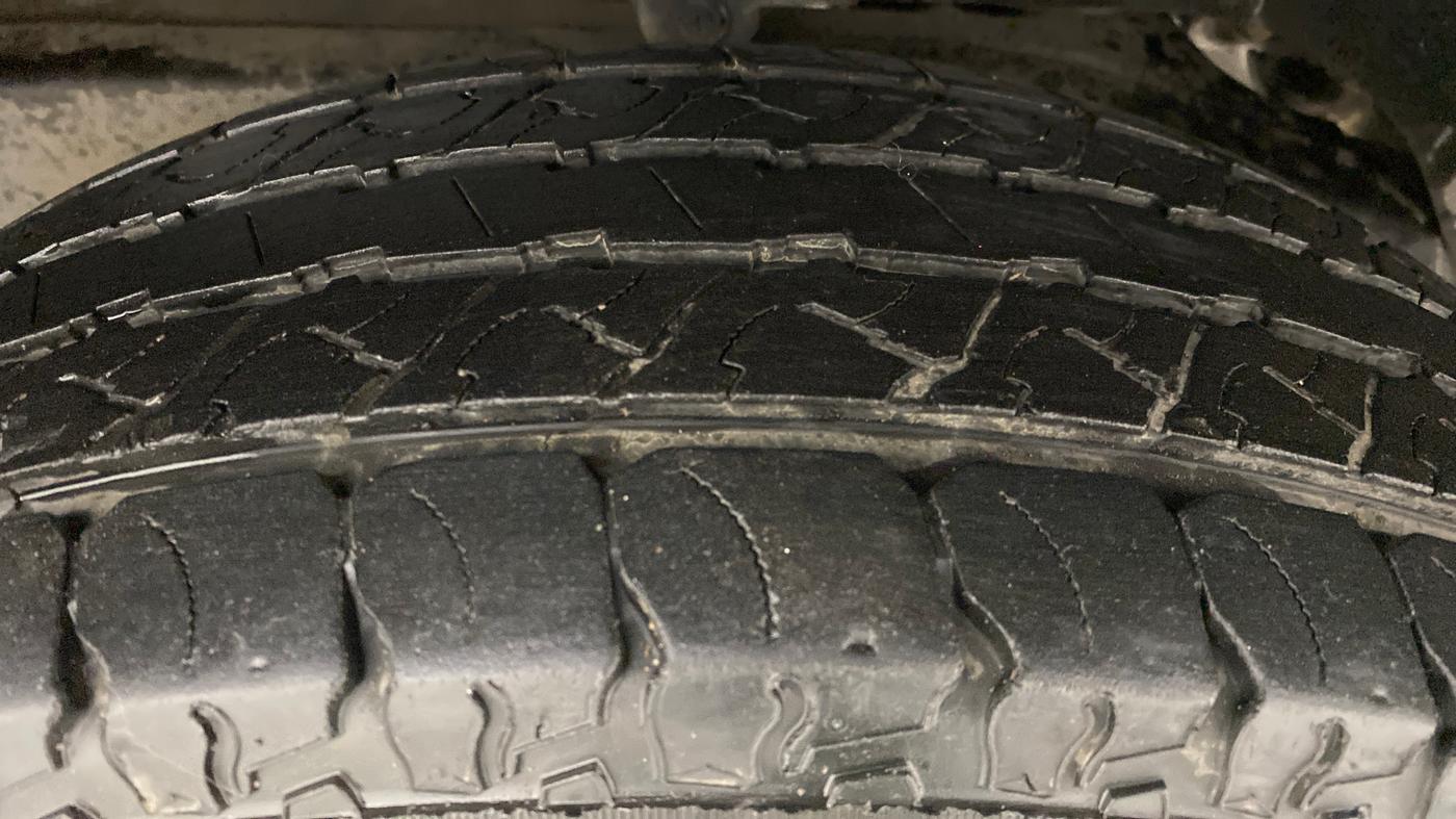 2017 Mahindra TUV300 T8, Diesel, Manual, 50,474 km, Left Rear Tyre Tread