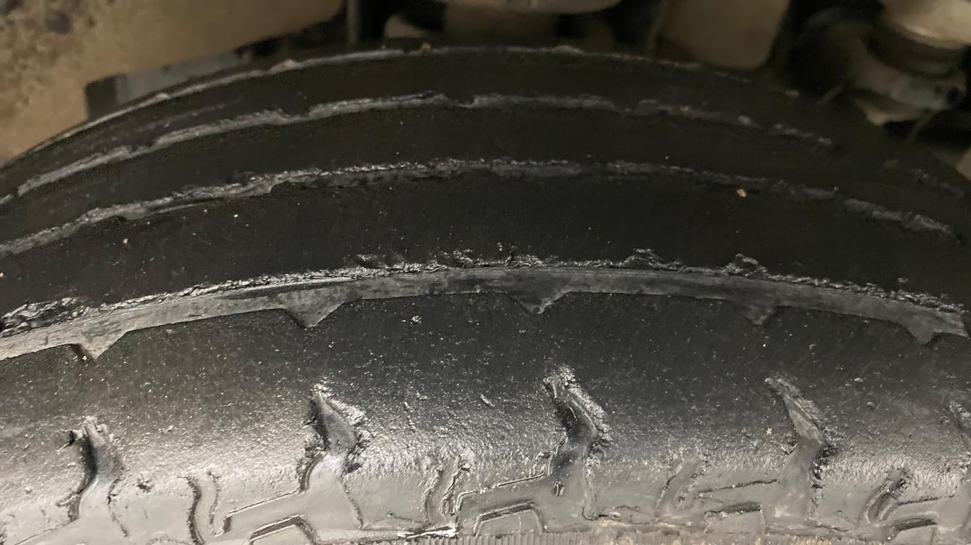 2017 Mahindra TUV300 T8, Diesel, Manual, 50,474 km, Right Front Tyre Tread