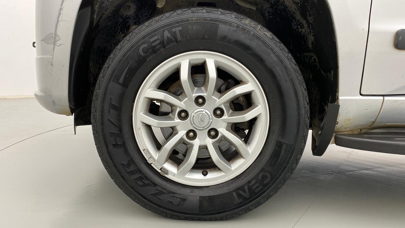 2017 Mahindra TUV300 T8, Diesel, Manual, 50,474 km, Left Front Wheel