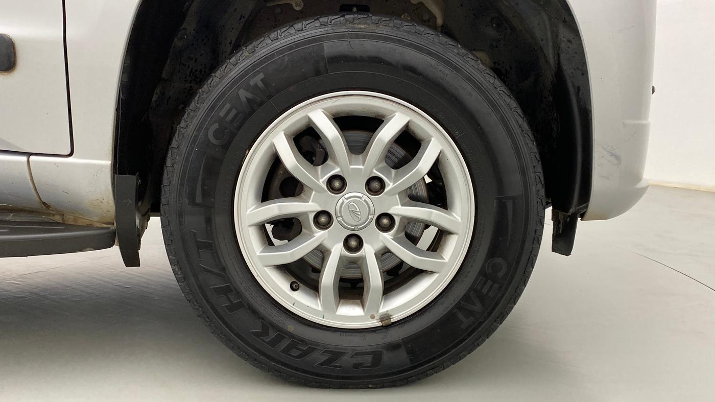 2017 Mahindra TUV300 T8, Diesel, Manual, 50,474 km, Right Front Wheel