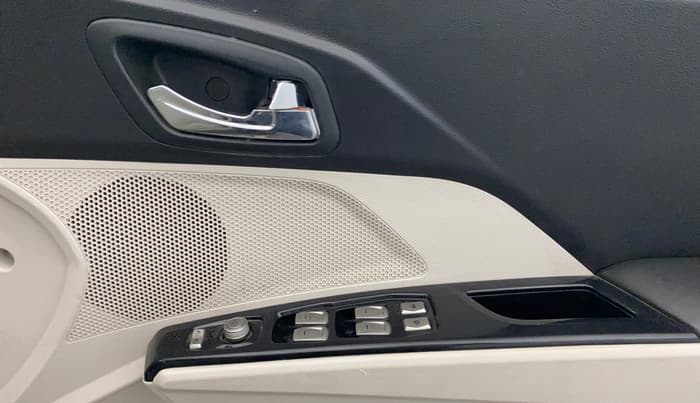 2021 Mahindra XUV300 W8 (O) 1.5 DIESEL, Diesel, Manual, 32,013 km, Driver Side Door Panels Control