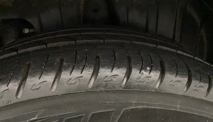 2021 Mahindra XUV300 W8 (O) 1.5 DIESEL, Diesel, Manual, 32,013 km, Left Rear Tyre Tread