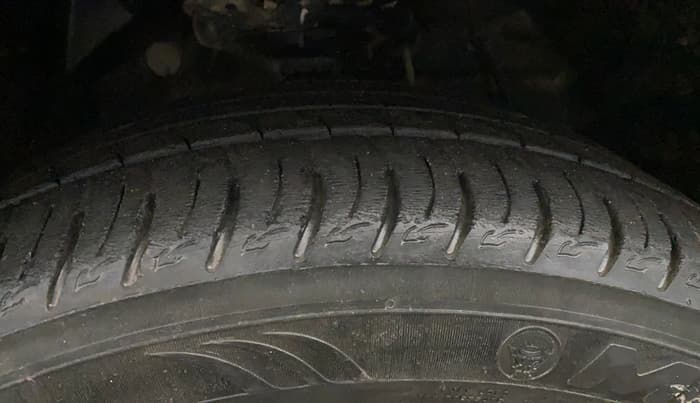 2021 Mahindra XUV300 W8 (O) 1.5 DIESEL, Diesel, Manual, 32,013 km, Right Front Tyre Tread
