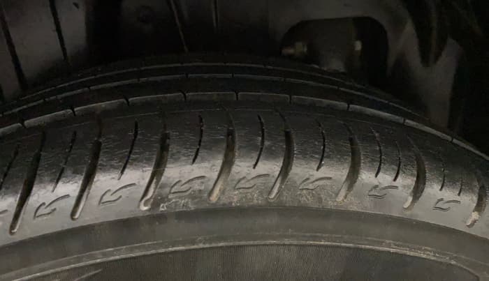 2021 Mahindra XUV300 W8 (O) 1.5 DIESEL, Diesel, Manual, 32,013 km, Right Rear Tyre Tread