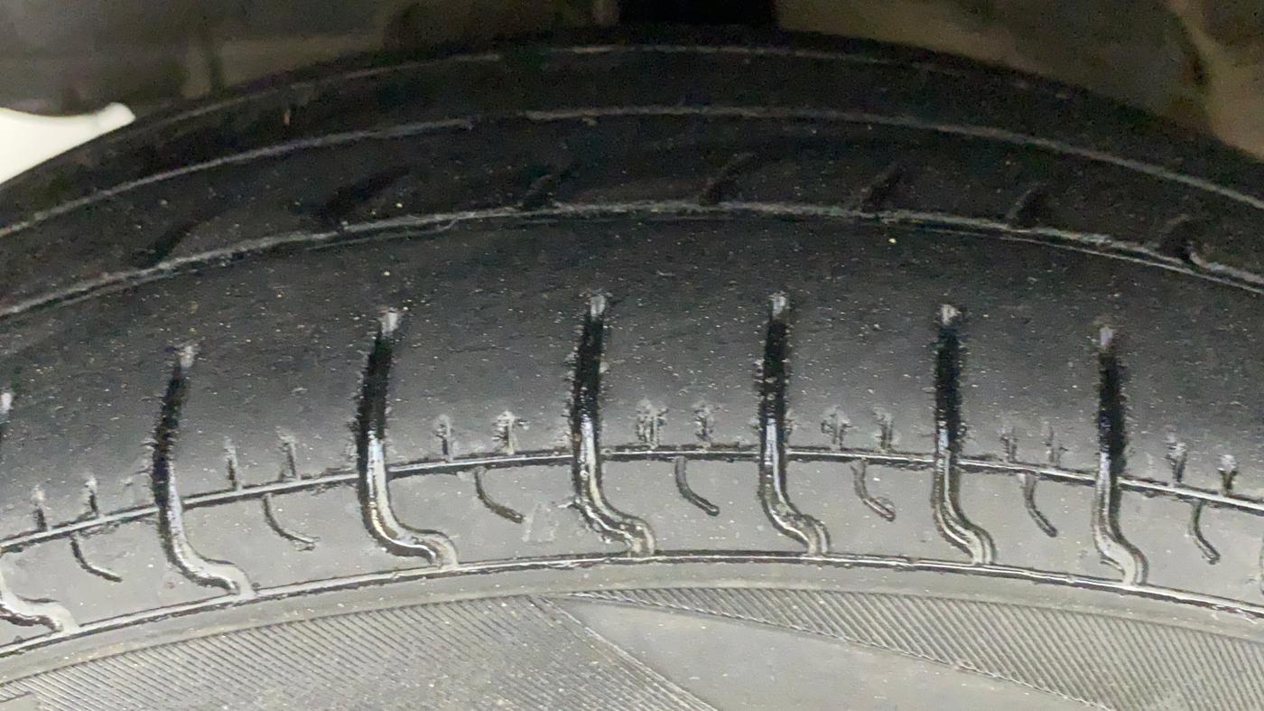 2016 Hyundai Eon ERA +, Petrol, Manual, 49,128 km, Left Front Tyre Tread