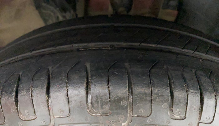 2017 Renault Kwid 1.0 RXT Opt, Petrol, Manual, 73,010 km, Right Front Tyre Tread