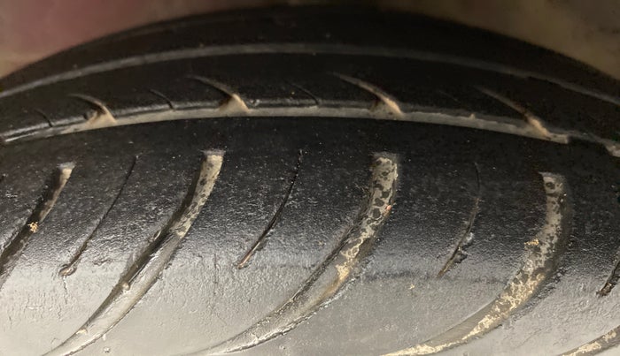 2016 Hyundai Eon MAGNA PLUS, Petrol, Manual, 74,129 km, Left Front Tyre Tread