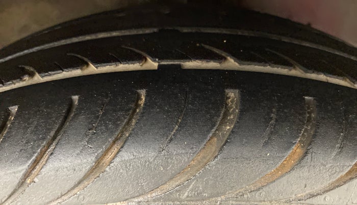 2016 Hyundai Eon MAGNA PLUS, Petrol, Manual, 74,129 km, Right Front Tyre Tread