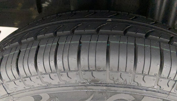 2019 Renault TRIBER RXT, Petrol, Manual, 50,993 km, Right Rear Tyre Tread