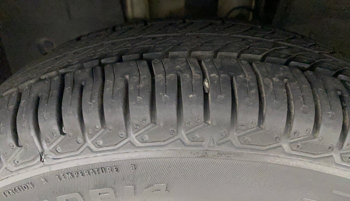2019 Renault TRIBER RXT, Petrol, Manual, 50,993 km, Left Front Tyre Tread