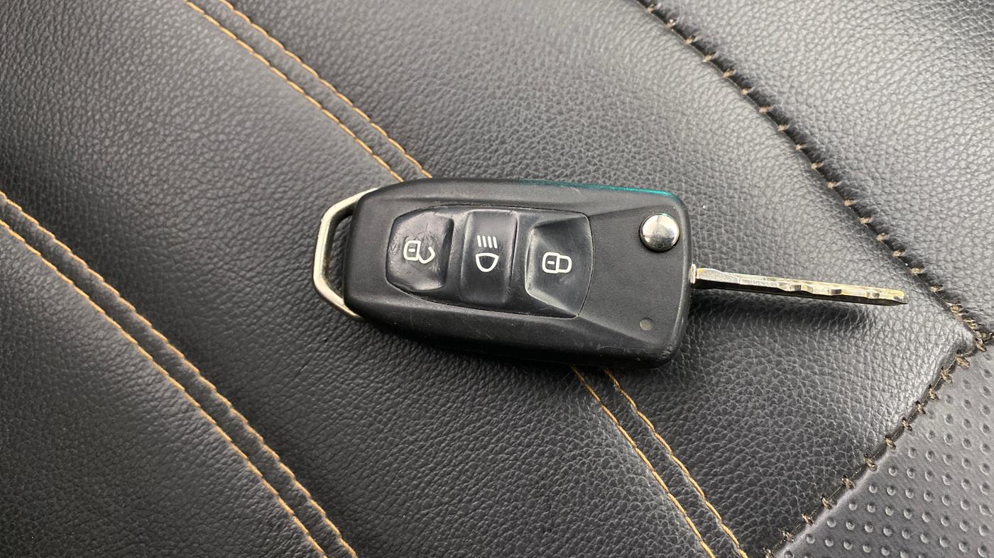 2018 Tata TIAGO NRG PETROL, Petrol, Manual, 1,17,010 km, Key Close Up
