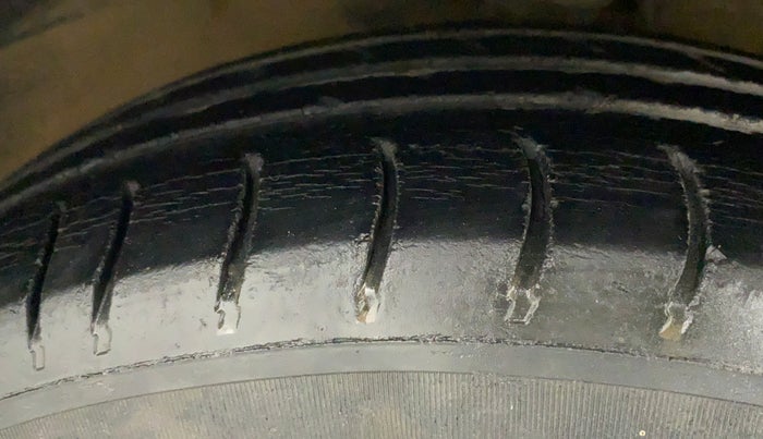 2011 Hyundai i10 MAGNA 1.2, Petrol, Manual, 74,237 km, Right Front Tyre Tread