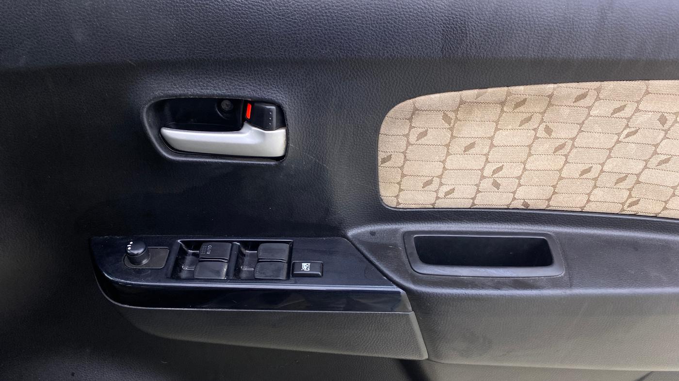 2017 Maruti Wagon R 1.0 VXI+ AMT, Petrol, Automatic, 23,569 km, Driver Side Door Panels Control