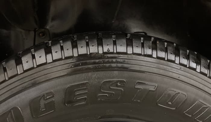 2018 Mahindra TUV300 T10 DUAL TONE, Diesel, Manual, 1,14,191 km, Right Rear Tyre Tread