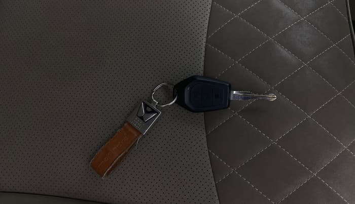 2018 Mahindra TUV300 T10 DUAL TONE, Diesel, Manual, 1,14,191 km, Key Close Up