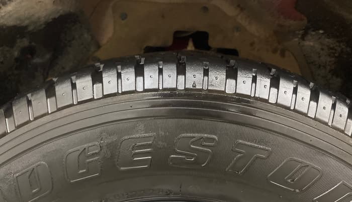 2018 Mahindra TUV300 T10 DUAL TONE, Diesel, Manual, 1,14,191 km, Left Front Tyre Tread