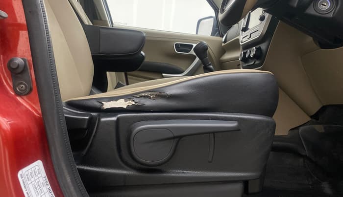 2018 Mahindra TUV300 T10 DUAL TONE, Diesel, Manual, 1,14,191 km, Driver Side Adjustment Panel