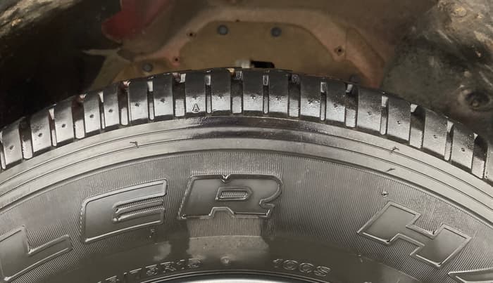 2018 Mahindra TUV300 T10 DUAL TONE, Diesel, Manual, 1,14,191 km, Right Front Tyre Tread