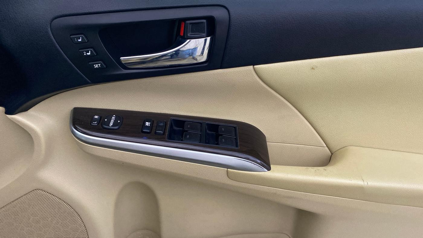 2016 Toyota Camry HYBRID, Hybrid, Automatic, 1,00,696 km, Driver Side Door Panels Control