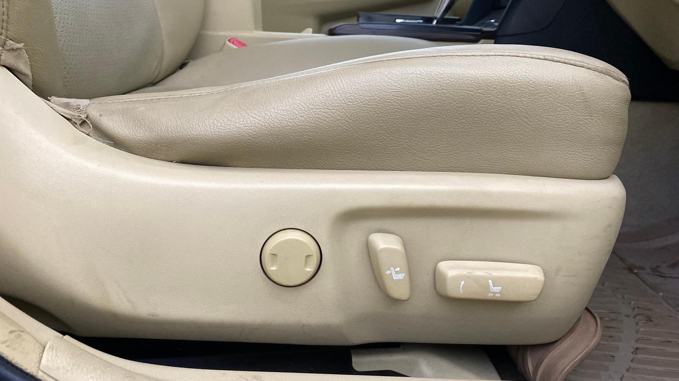 2016 Toyota Camry HYBRID, Hybrid, Automatic, 1,00,696 km, Driver Side Adjustment Panel