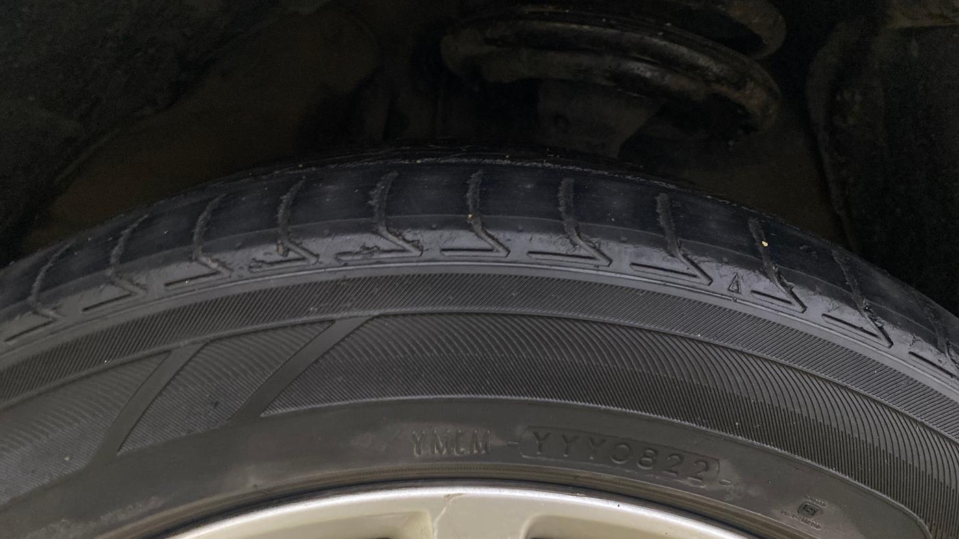 2016 Toyota Camry HYBRID, Hybrid, Automatic, 1,00,696 km, Left Front Tyre Tread