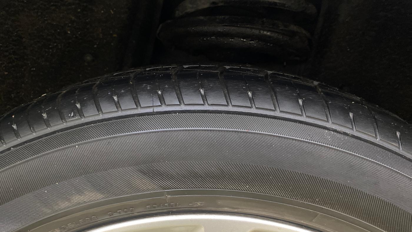 2016 Toyota Camry HYBRID, Hybrid, Automatic, 1,00,696 km, Right Rear Tyre Tread