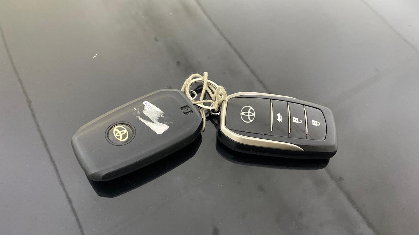 2016 Toyota Camry HYBRID, Hybrid, Automatic, 1,00,696 km, Key Close Up