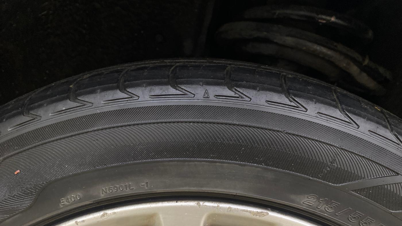 2016 Toyota Camry HYBRID, Hybrid, Automatic, 1,00,696 km, Left Rear Tyre Tread