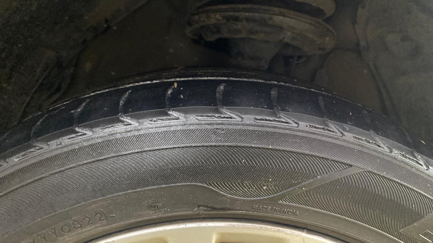 2016 Toyota Camry HYBRID, Hybrid, Automatic, 1,00,696 km, Right Front Tyre Tread
