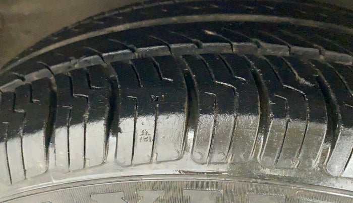 2015 Maruti Ciaz VXI, Petrol, Manual, 85,944 km, Right Front Tyre Tread